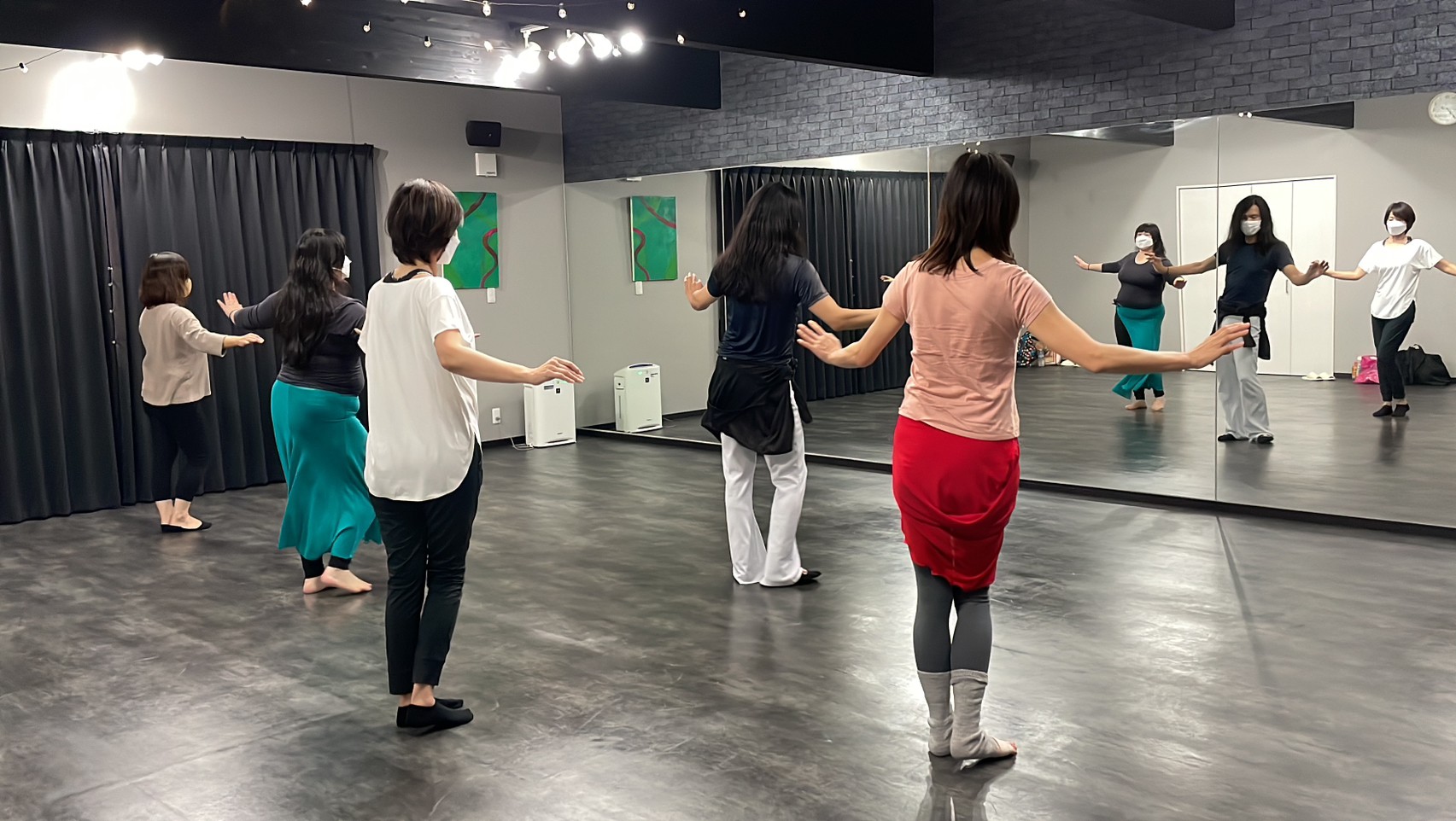 鏡に向かって踊る大人クラスのレッスン