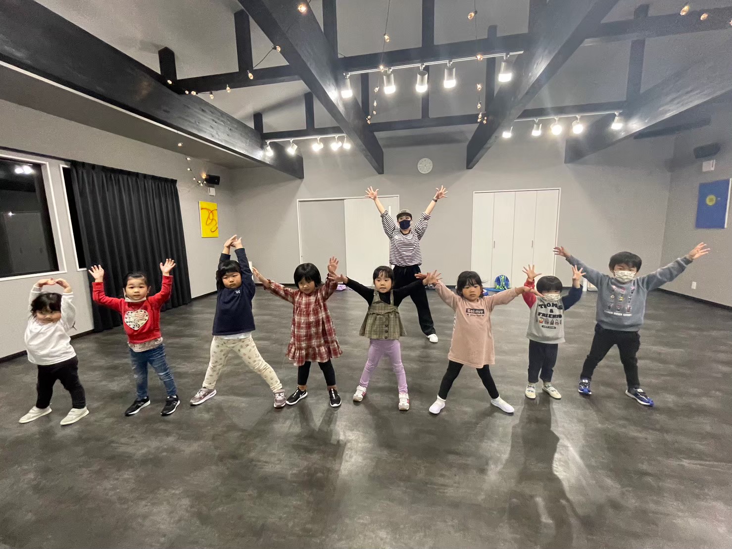 スタジオでポーズをとる子どもたち
